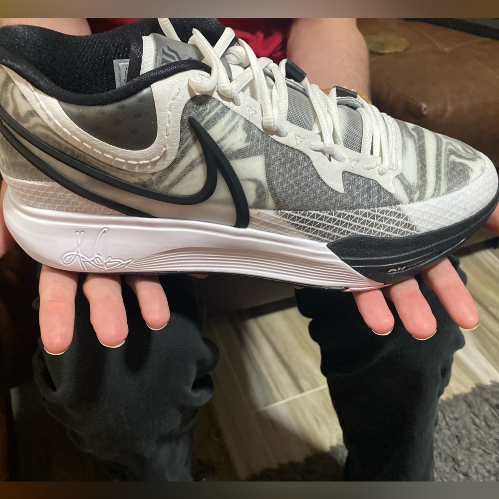 New Unreleased Kyrie irving 8 men’s 11.5 
Or women’s 13. - Picture 6 of 11